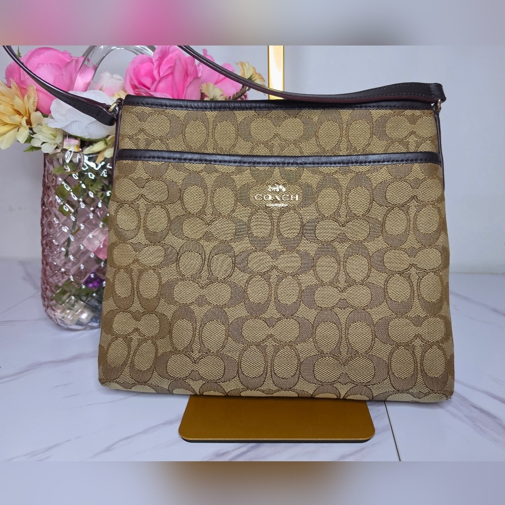 Coach 💕 | Crossbody Tan and Brown Canvas Signature Summer Tote ✨️